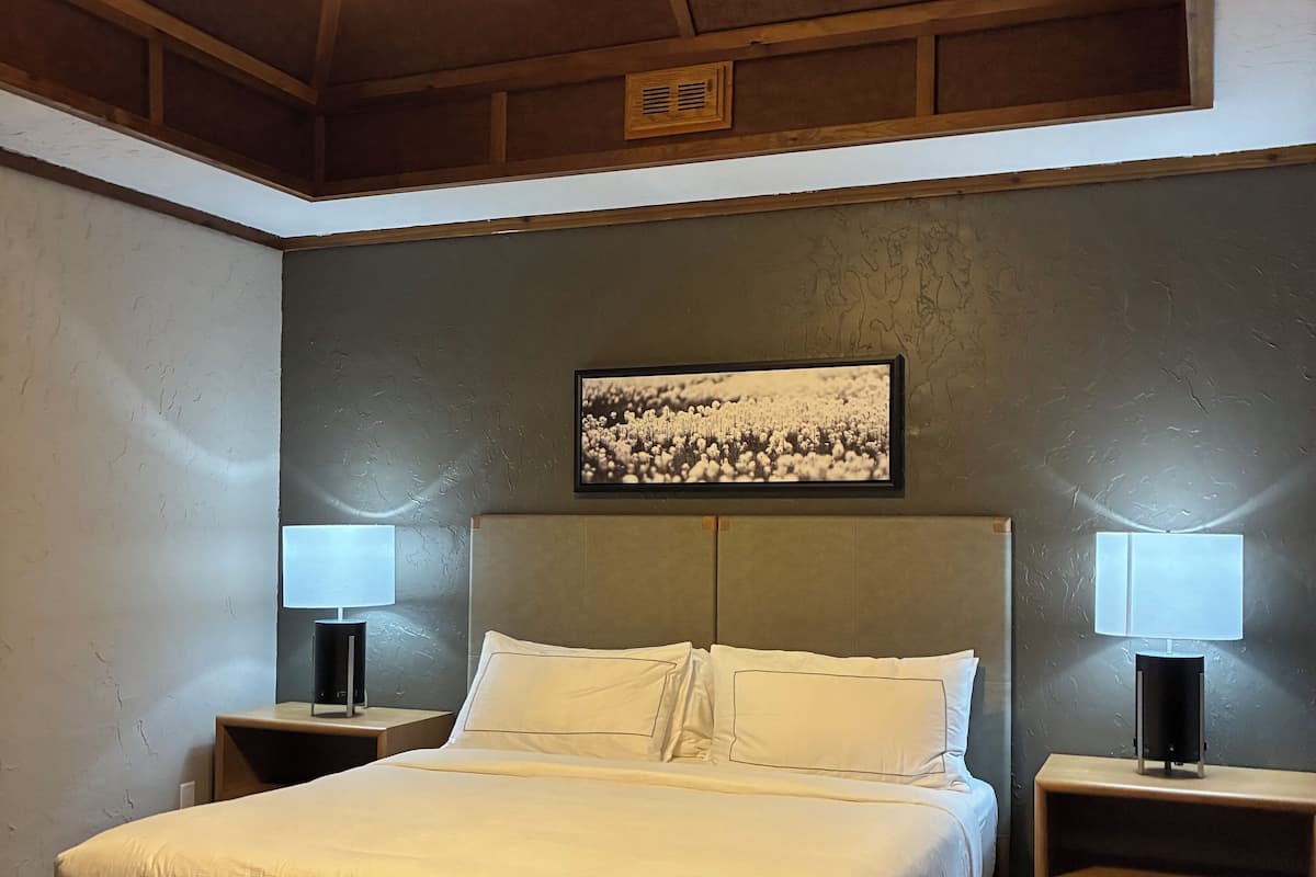 Suíte, 2 quartos | Roupas de cama premium, cofres nos quartos