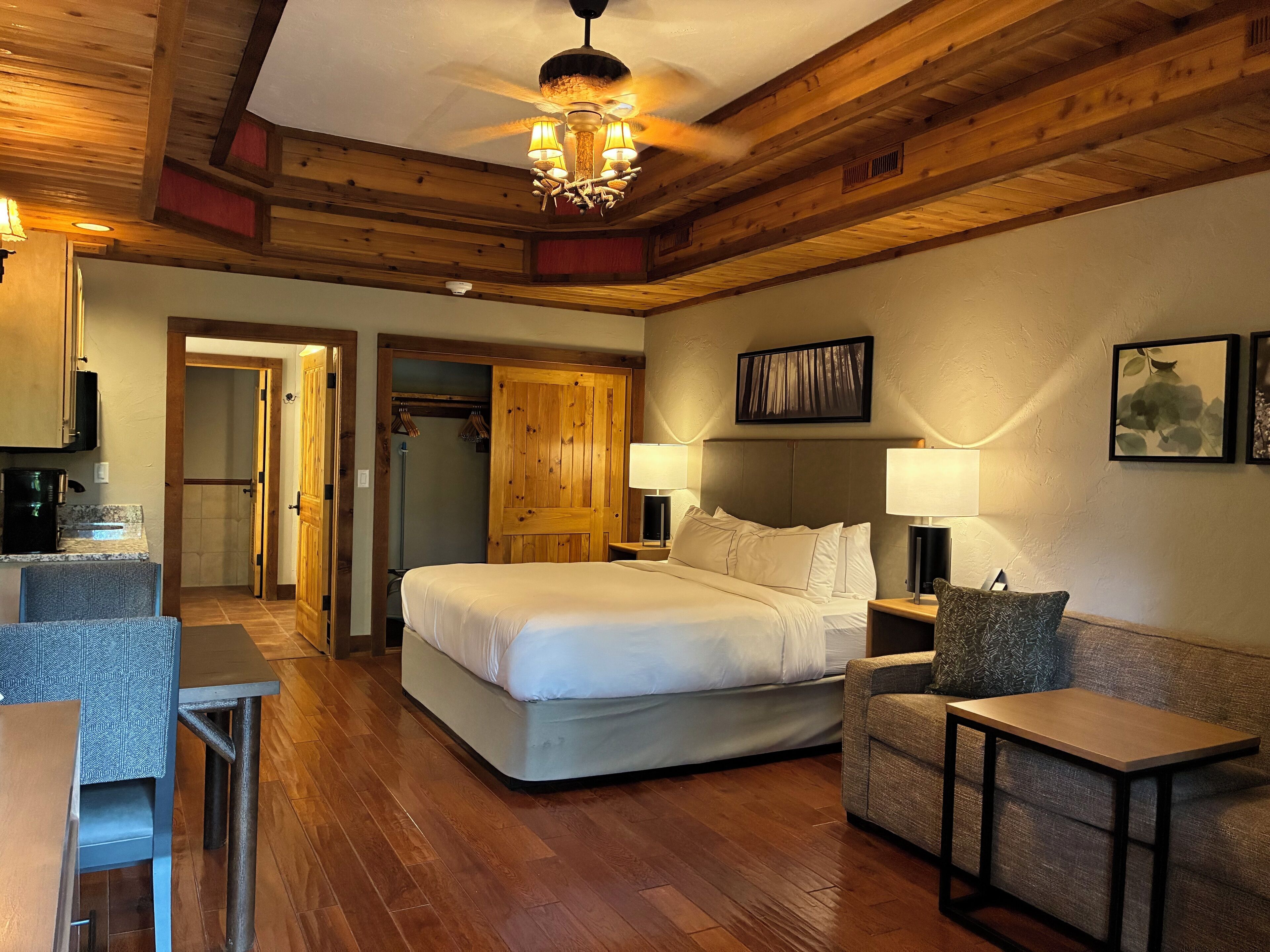 開放式套房 | 高級寢具、客房內保險箱、筆電工作空間、熨斗/熨衣板