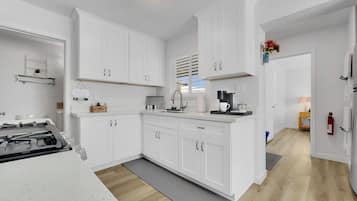 Maison, plusieurs lits, bain à remous, vue jardin | Cuisine privée