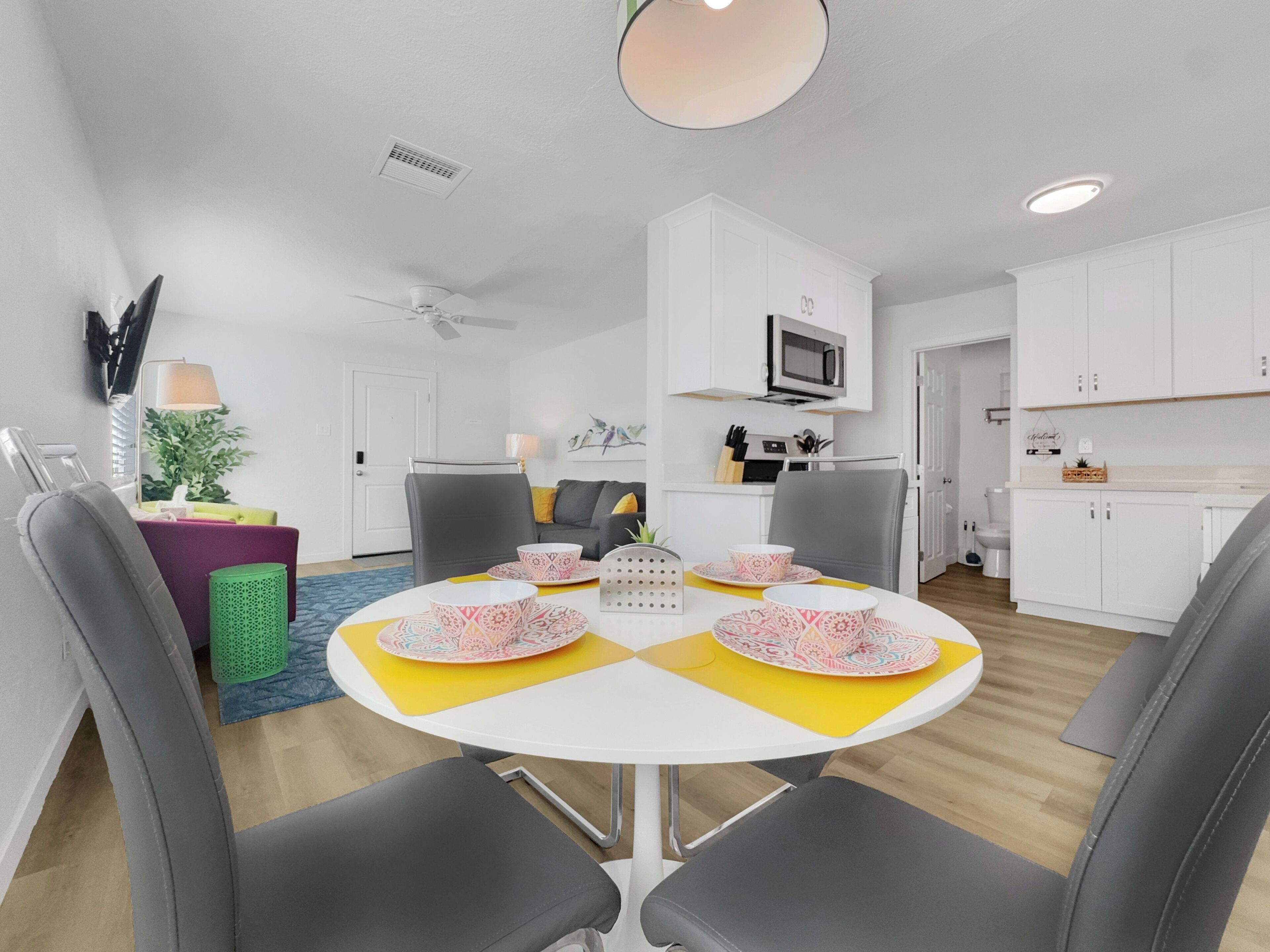 Casa, varias camas, hidromasaje, vista al jardín | 2 habitaciones, decoración personalizada y muebles diferentes 