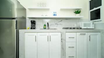 Kühlschrank, Mikrowelle, Wasserkocher mit Kaffee-/Teezubehör