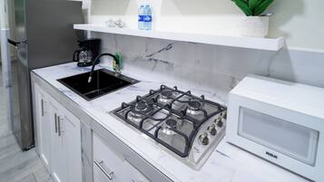 冰箱、微波炉、茶具/咖啡用具、厨具/餐具