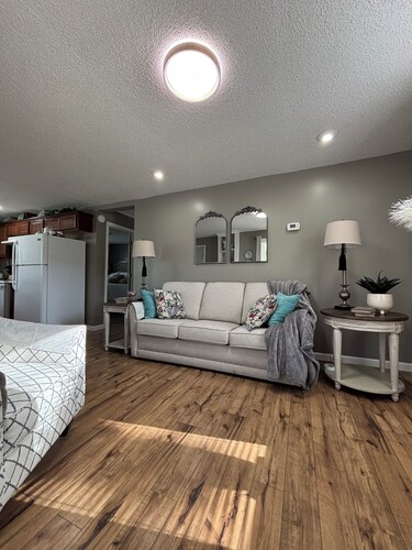 Dean's Cozy Cottage, in the outskirts of Abingdon, Big deck and rocking chairs.