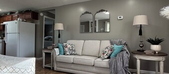 Dean's Cozy Cottage, in the outskirts of Abingdon, Big deck and rocking chairs.