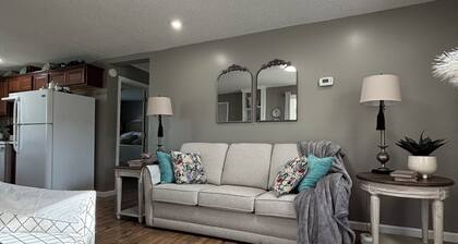 Dean's Cozy Cottage, in the outskirts of Abingdon, Big deck and rocking chairs.