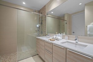 Dusche, Haartrockner, Bidet, Handtücher