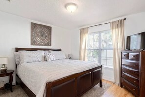 3 bedrooms, desk, iron/ironing board, free WiFi - Downtown fun in the sun (St. Augustine)