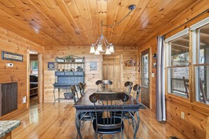 Dining - Luxury Lakeview Cabin w/ Hot Tub & Game Room (Blue Ridge)