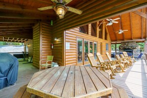 Outdoor dining - Luxury Lakeview Cabin w/ Hot Tub & Game Room (Blue Ridge)