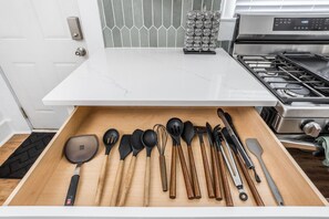 冰箱、微波炉、烤箱、炉灶