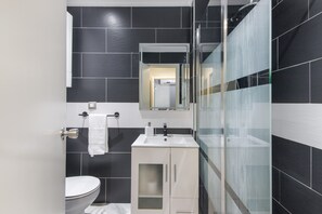 Shower, towels - Apartment 'El Portil' with Shared Pool, Wi-Fi and Air Conditioning (El Portil)