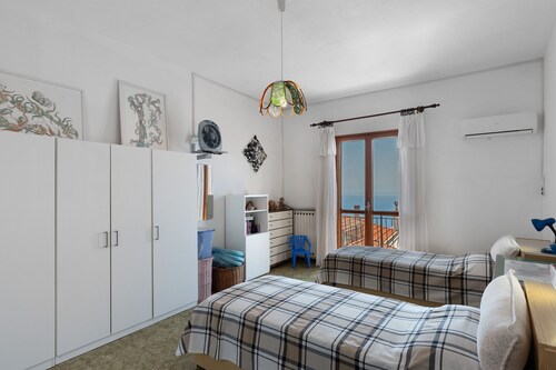 Holiday Home 'Basera' with Sea View, Wi-Fi & Air Conditioning