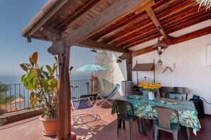 Outdoor dining - Holiday Home 'Basera' with Sea View, Wi-Fi and Air Conditioning (Cipressa)