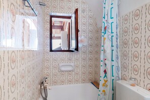 Shower, hair dryer, towels - Holiday Home 'Basera' with Sea View, Wi-Fi and Air Conditioning (Cipressa)