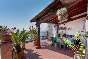 Outdoor dining - Holiday Home 'Basera' with Sea View, Wi-Fi and Air Conditioning (Cipressa)
