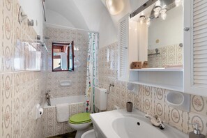 Shower, hair dryer, towels - Holiday Home 'Basera' with Sea View, Wi-Fi and Air Conditioning (Cipressa)
