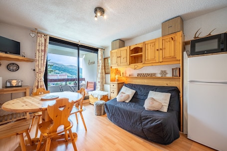 TV. Studio for 4 people, Saint-François Longchamp 1650 – at the foot of the slopes, resort center.