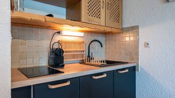 Kjøleskap, mikrobølgeovn, kokeplater og oppvaskmaskin