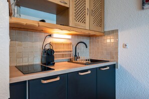 Frigorífico, microondas, placa de cocina y lavavajillas