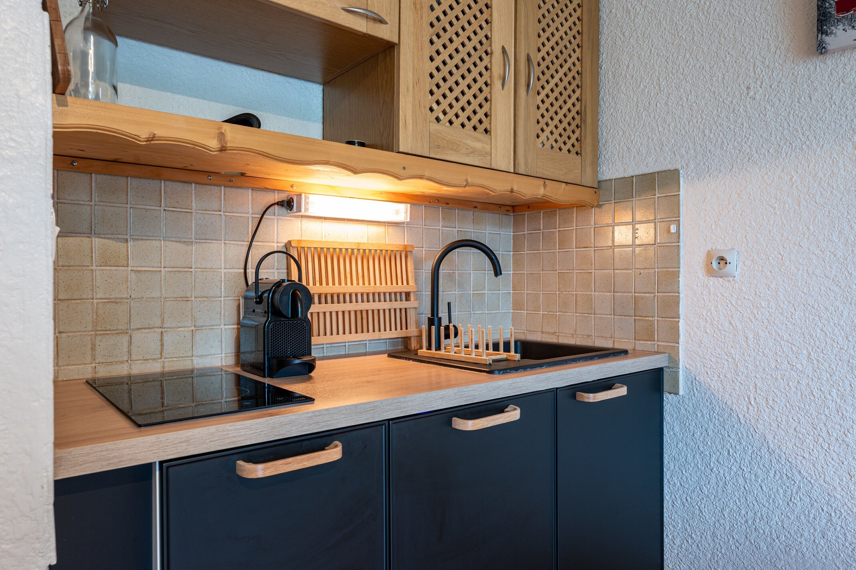 Réfrigérateur, micro-ondes, plaque de cuisson, lave-vaisselle