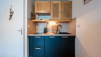 Réfrigérateur, micro-ondes, plaque de cuisson, lave-vaisselle