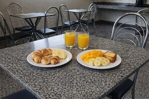 Tägliches inbegriffenes kontinentales Frühstück