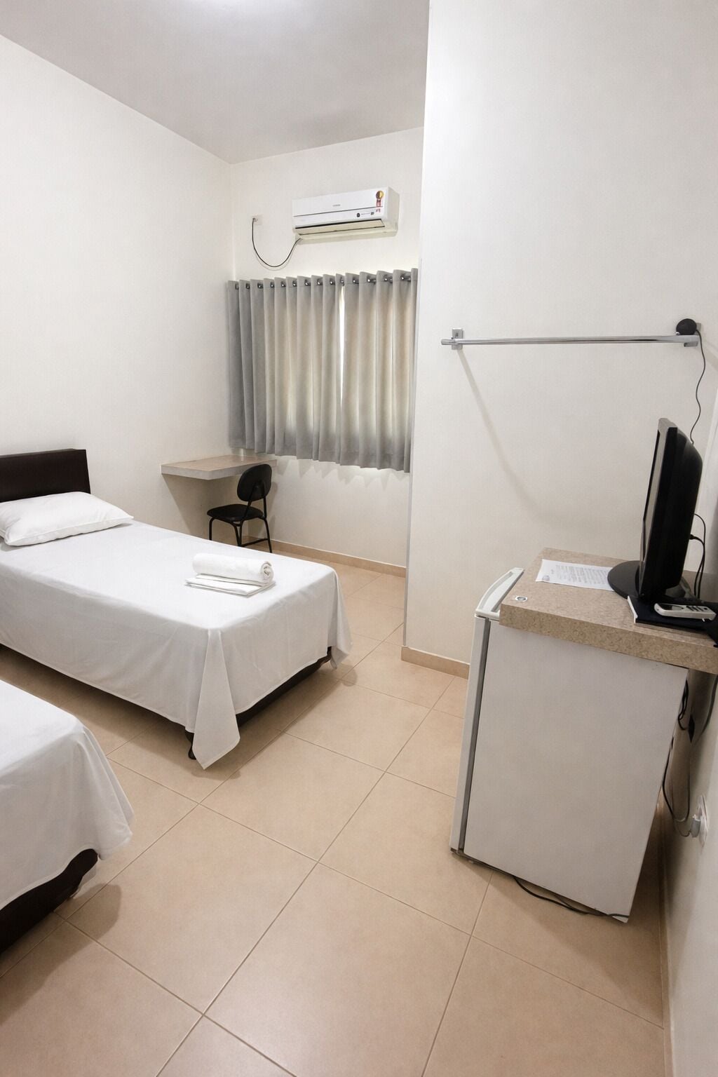 Twin Room, 2 Twin Beds | Laptop workspace, free WiFi