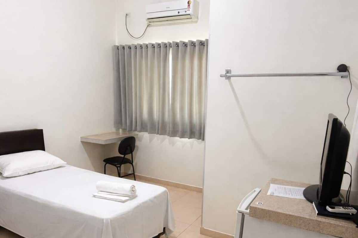 Twin Room, 2 Twin Beds | Laptop workspace, free WiFi