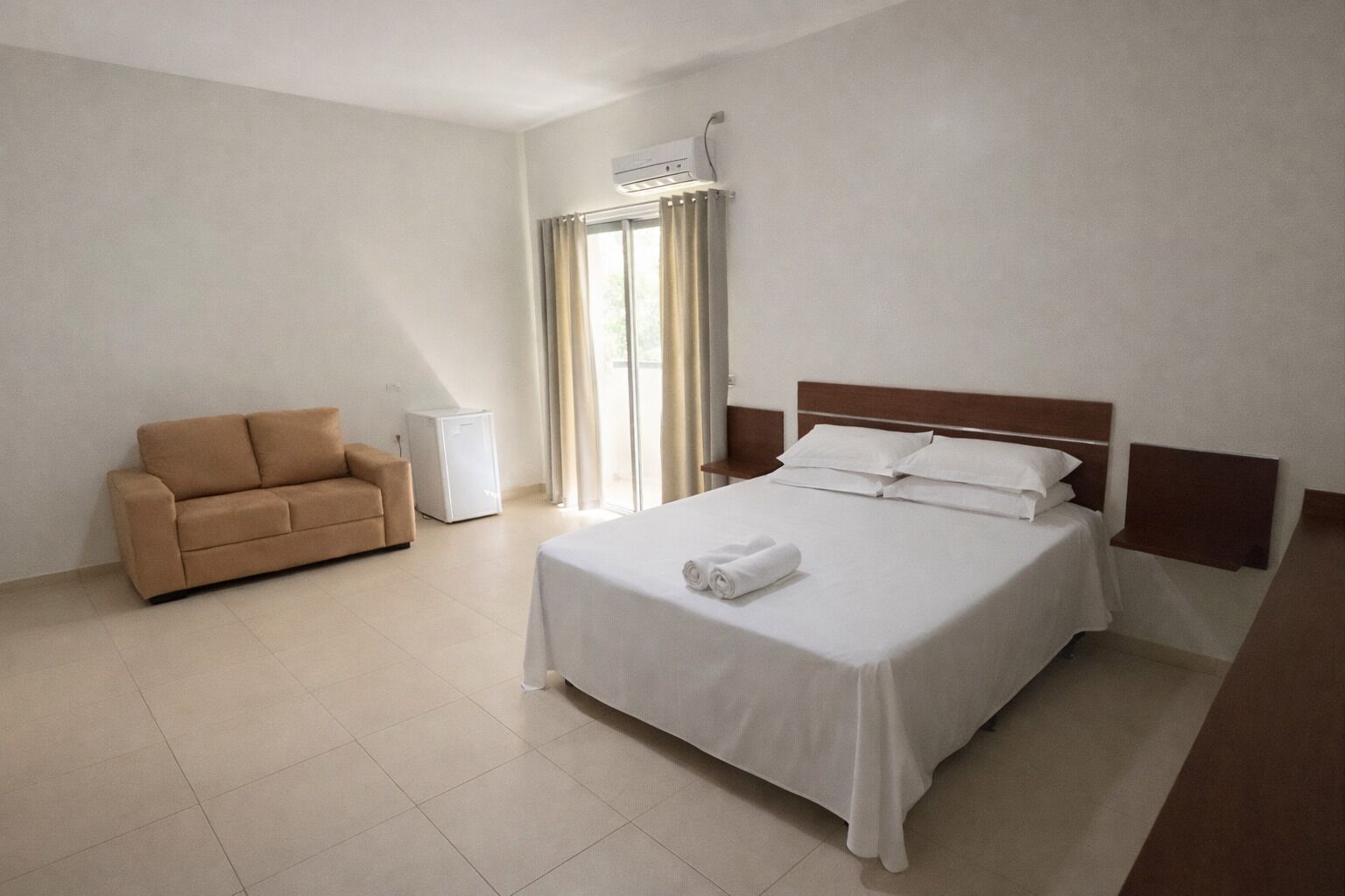 Suite | Laptop workspace, free WiFi