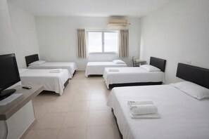 Family Room | Laptop workspace, free WiFi