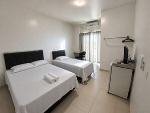 Standard-Dreibettzimmer | Laptopgeeigneter Arbeitsplatz, kostenloses WLAN