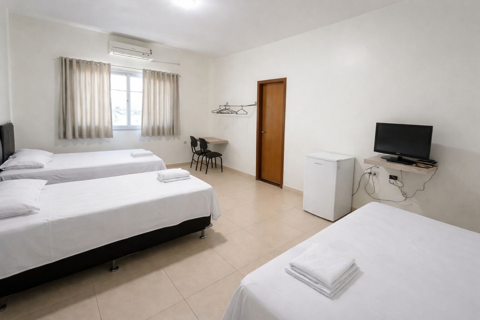 Quadruple Room | Laptop workspace, free WiFi