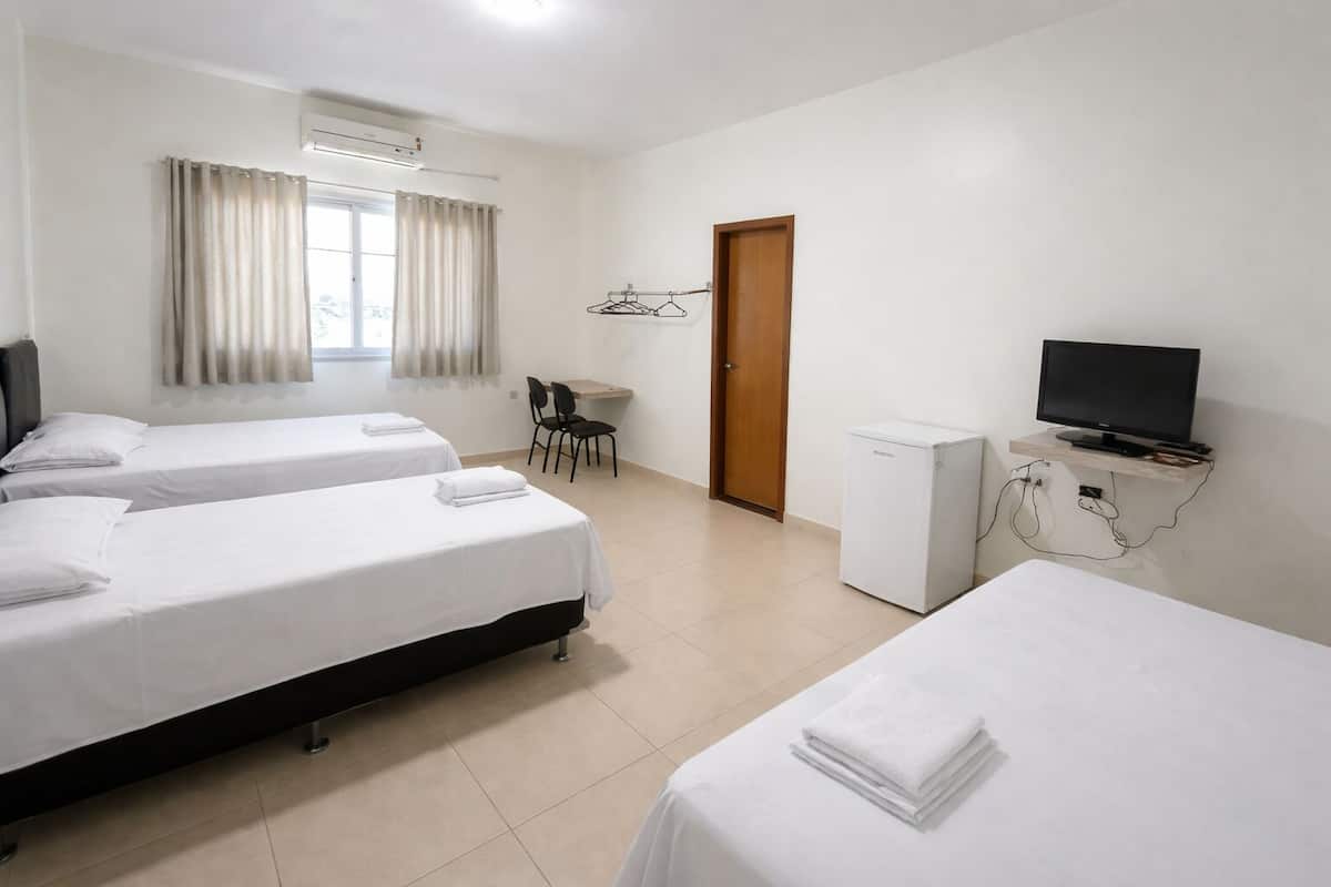 Quadruple Room | Laptop workspace, free WiFi