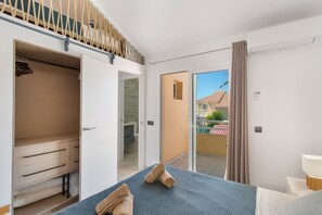 Een strijkplank/strijkijzer, wifi, beddengoed