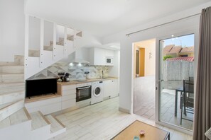 Geladeira, micro-ondas, fogão, cooktop