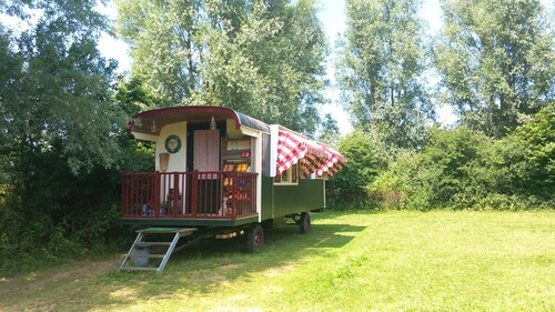 Cosy gypsy wagon with private garden near the sea and beach!