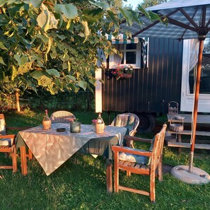 Outdoor dining - Cosy gypsy wagon with private garden near the sea and beach! (Koudekerke)
