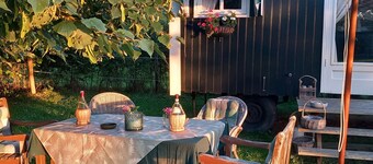Cosy gypsy wagon with private garden near the sea and beach!