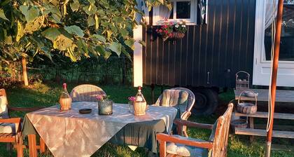 Cosy gypsy wagon with private garden near the sea and beach!