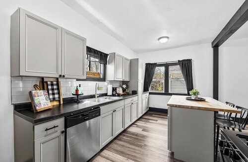 Here come the Irish! 2 BR Home 1 mile from Notre Dame! Sleeps 6 people!