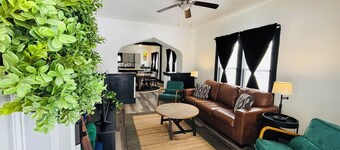 Great ND home for Graduation and spring stays! 4BR 2BA Home Sleeps 12- walkable!