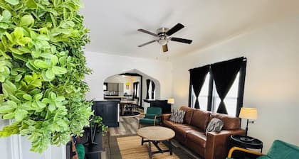 Great ND home for Graduation and spring stays! 4BR 2BA Home Sleeps 12- walkable!