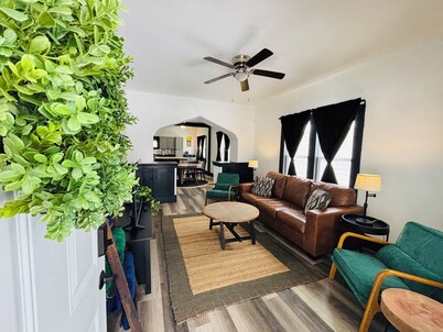 Great ND home for Graduation and spring stays! 4BR 2BA Home Sleeps 12- walkable!