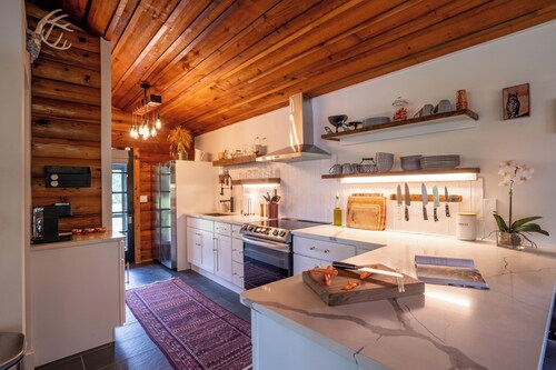 Romantic Cabin Retreat on 5 Acres. Florida Farm Stay w/Pond & Porch