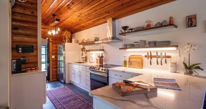 Romantic Cabin Retreat on 5 Acres. Florida Farm Stay w/Pond & Porch