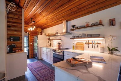 Romantic Cabin Retreat on 5 Acres. Florida Farm Stay w/Pond & Porch