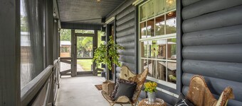 Romantic Cabin Retreat on 5 Acres. Florida Farm Stay w/Pond & Porch
