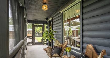Romantic Cabin Retreat on 5 Acres. Florida Farm Stay w/Pond & Porch
