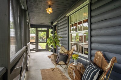 Romantic Cabin Retreat on 5 Acres. Florida Farm Stay w/Pond & Porch