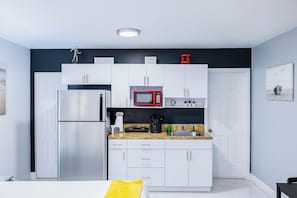 Fridge, microwave, stovetop, coffee/tea maker